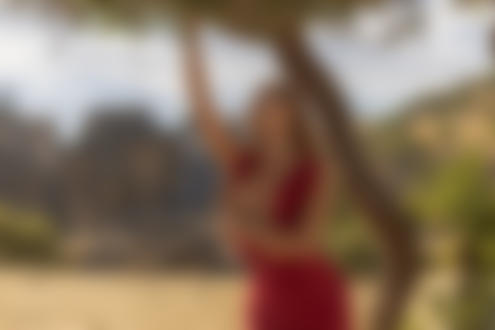 Фото Девушка с обнаженной грудью стоит у дерева. Фотограф Леонид Мочульский