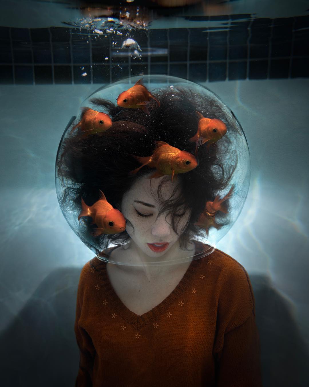 Фото Девушка с аквариумом на голове под водой, by Ivan Wong