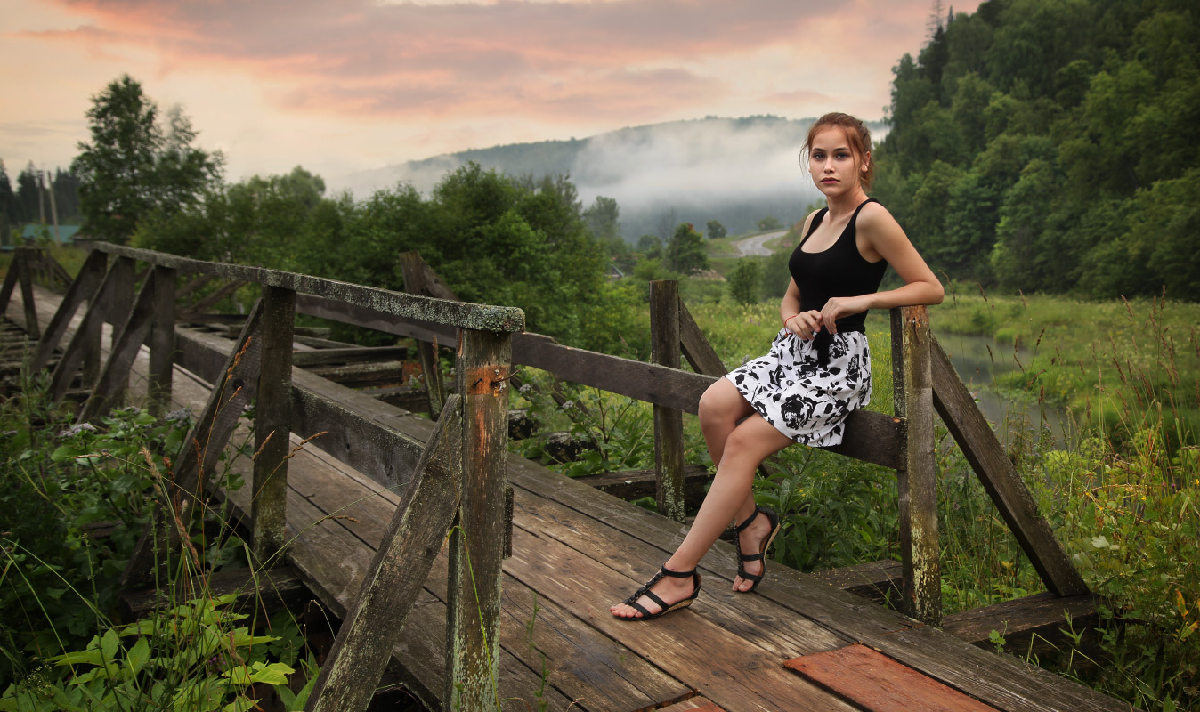 Фото Девушка стоит на деревянном мостике. Фотограф Алексей Яшкин