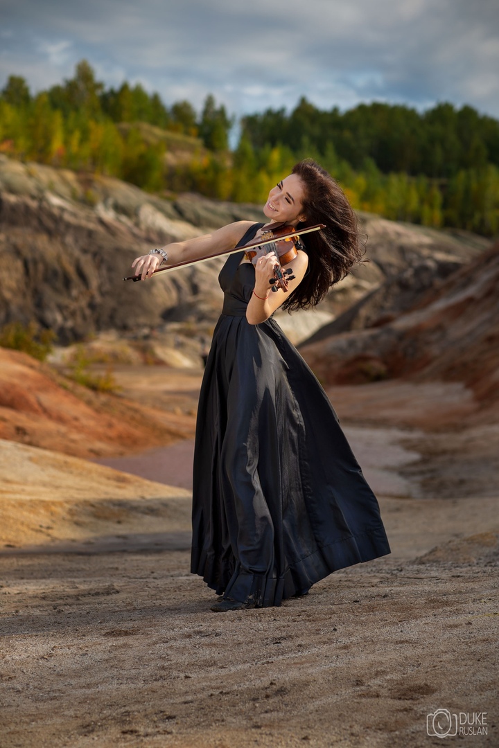 Фото Девушка в длинном платье со скрипкой в руках, фотограф Руслан Дуке