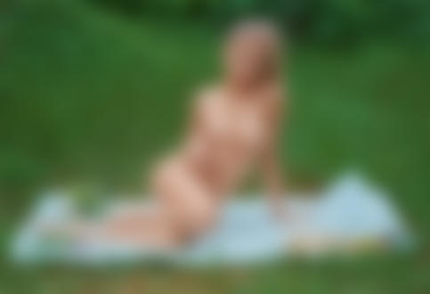 Фото Обнаженная девушка сидит на покрывале на траве. Фотограф Филоненко Андрей