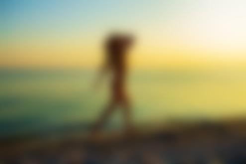 Фото Обнаженная девушка - блондинка в шляпе бежит по берегу моря, фотограф opuntia