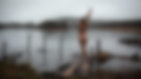 Фото Обнаженная девушка стоит у водоема. Фотограф Андрей Серенков
