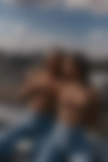 Фото Близняшки Аделина и Алина в джинсах стоят на фоне города и неба, фотограф Артур Абдуллазянов