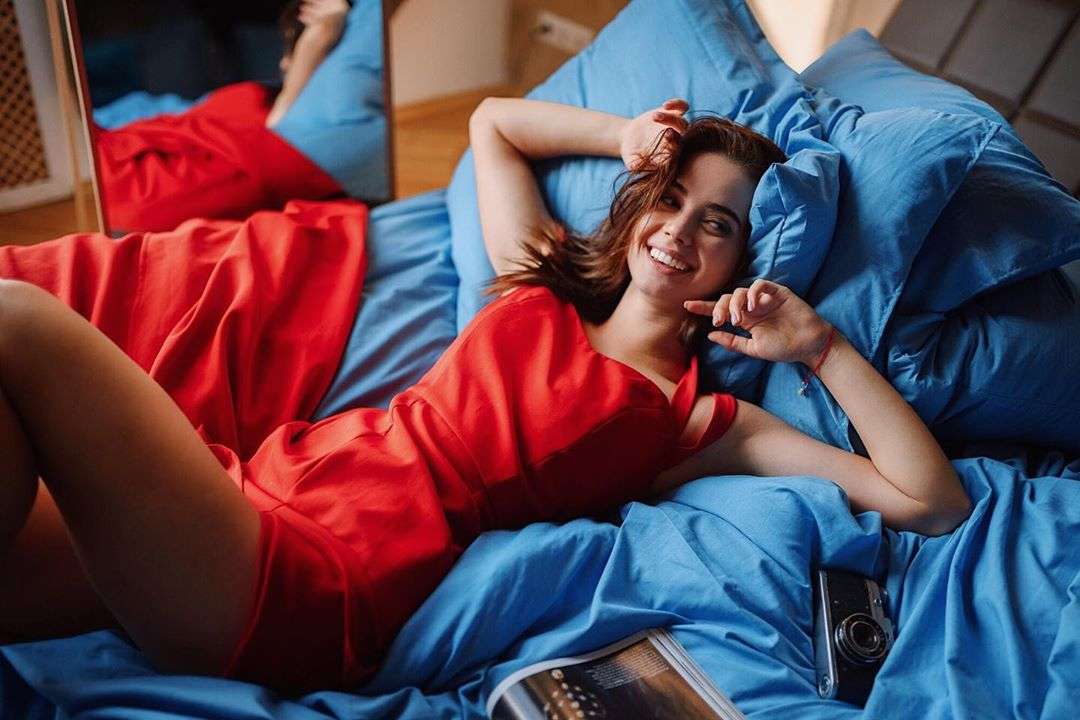 Фото Модель Татьяна Козелькина в красном платье позирует на постели, фотограф Георгий Чернядьев