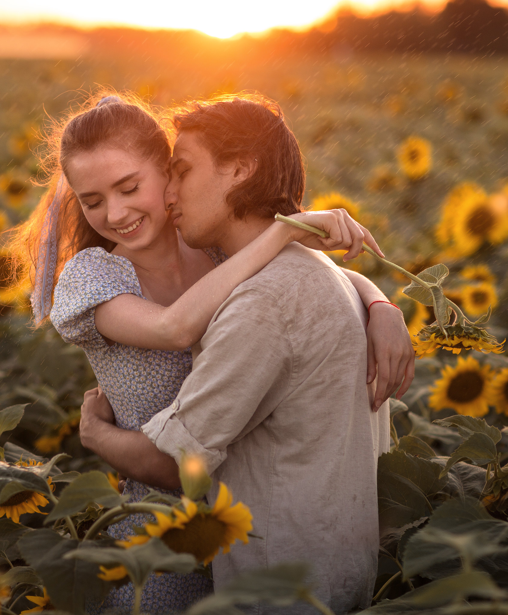 Фото Парень с девушкой стоят на поле подсолнухов, фотограф Елена Шумилова