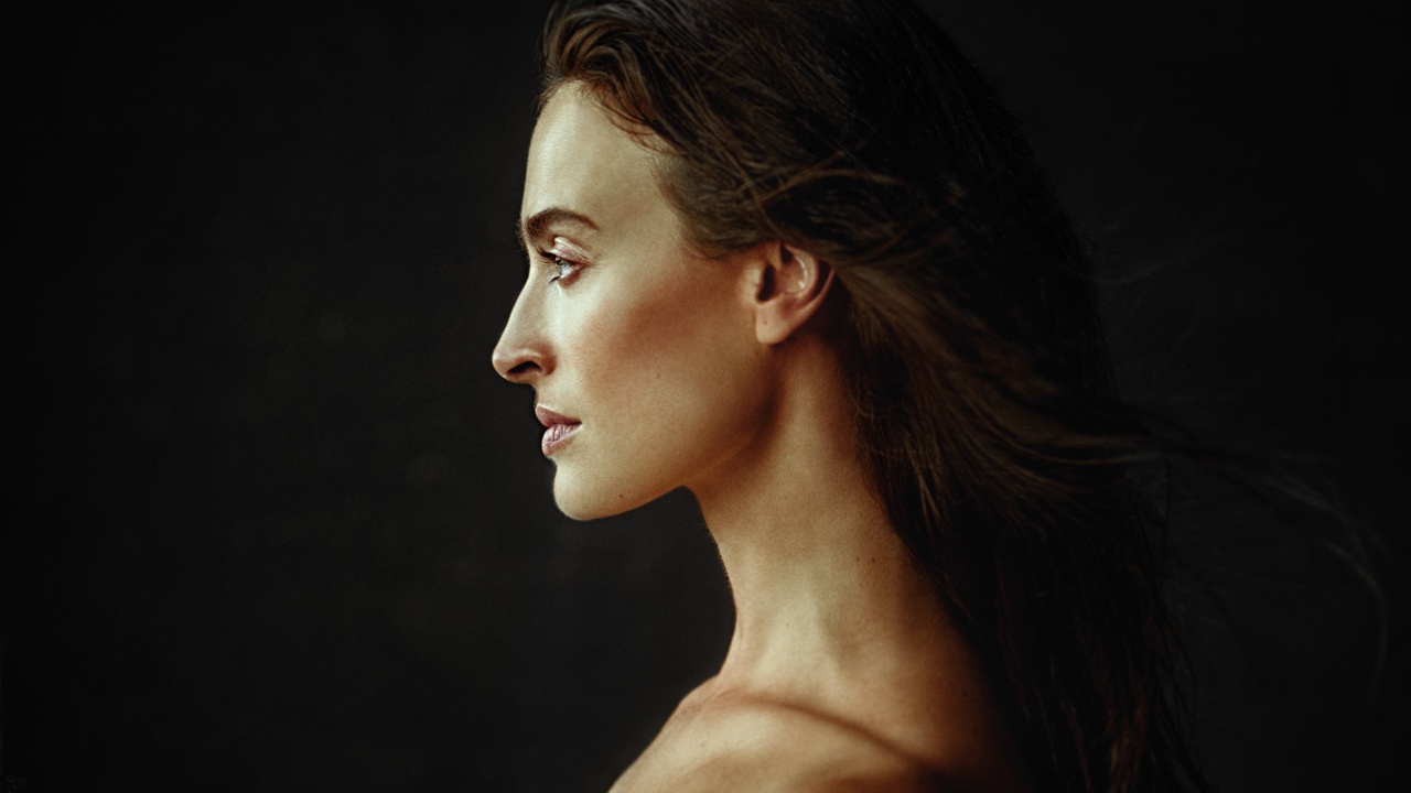 Фото Модель Наталья Квинт в профиль на темном фоне, фотограф Георгий Чернядьев