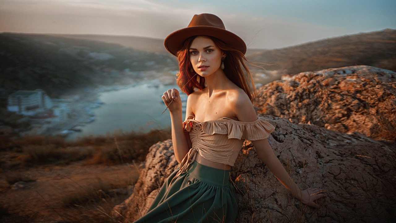 Фото Модель Виктория Агеева в шляпе сидит на камне, фотограф Georgy Chernyadyev