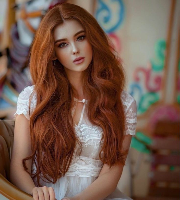 Фото Модель Александра Гирская в белом платье с распущенными рыжими волосами портрет