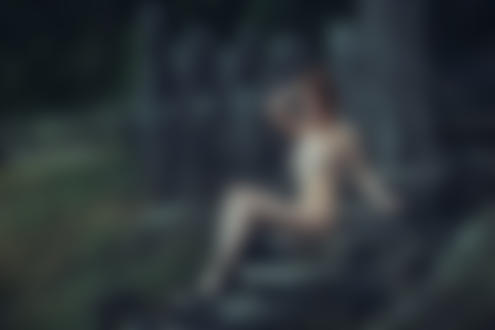 Фото Обнаженная модель Елизавета Задорожная сидит на ступеньках. Фотограф Вьюшкин Игорь
