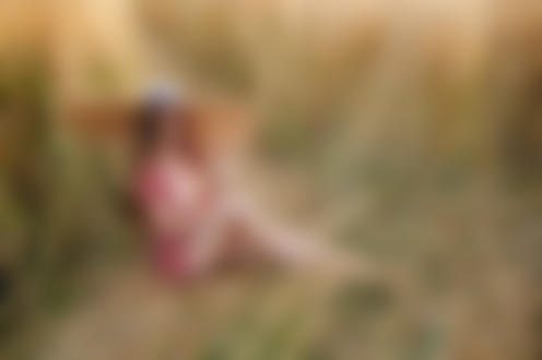 Фото Девушка в шляпе позирует на поле. Фотограф Gene Oryx