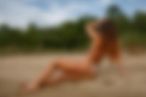 Фото Модель Анастасия в белом бикини сидит на песке. Фотограф Корнилов Михаил