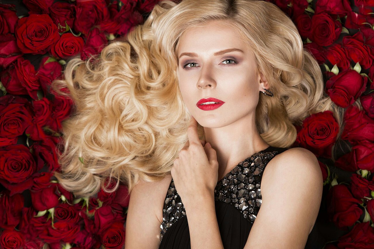 Фото Модель Анастасия Коритько на фоне красных роз, by Nikita&Olga Kobrin