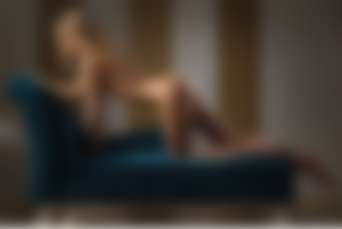 Фото Обнаженная девушка позирует на диванчике, фотограф Николас Верано