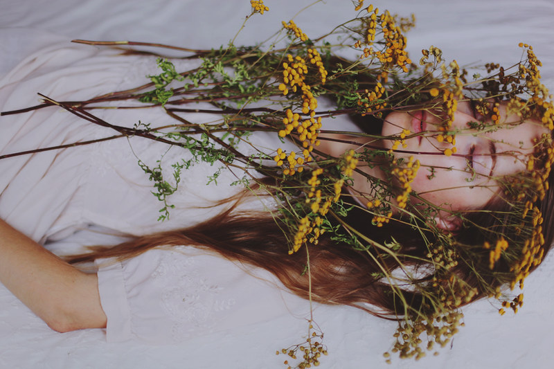 Фото Девушка с закрытыми глазами с цветами на ней