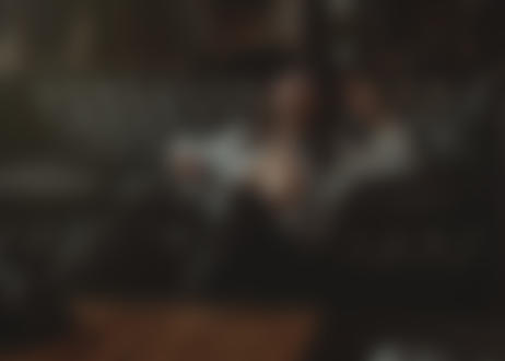 Фото Модель Viesta с фотоаппаратом в руке и распахнутой рубашке сидит на полу у дивана. Фотограф Danyel Weideman