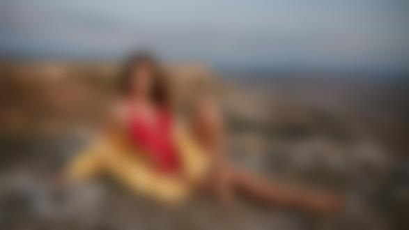 Фото Модель Катя Халперт сидит на земле, фотограф Георгий Чернядьев