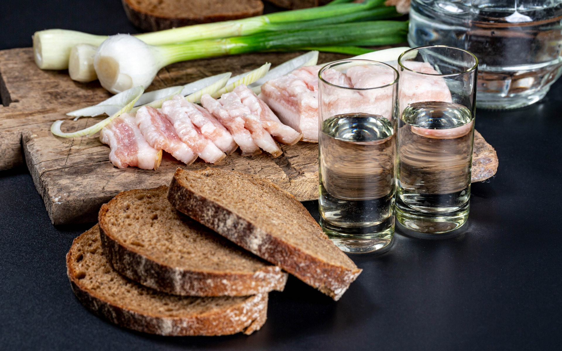 Фото Доска с салом, луком, хлебом и водкой