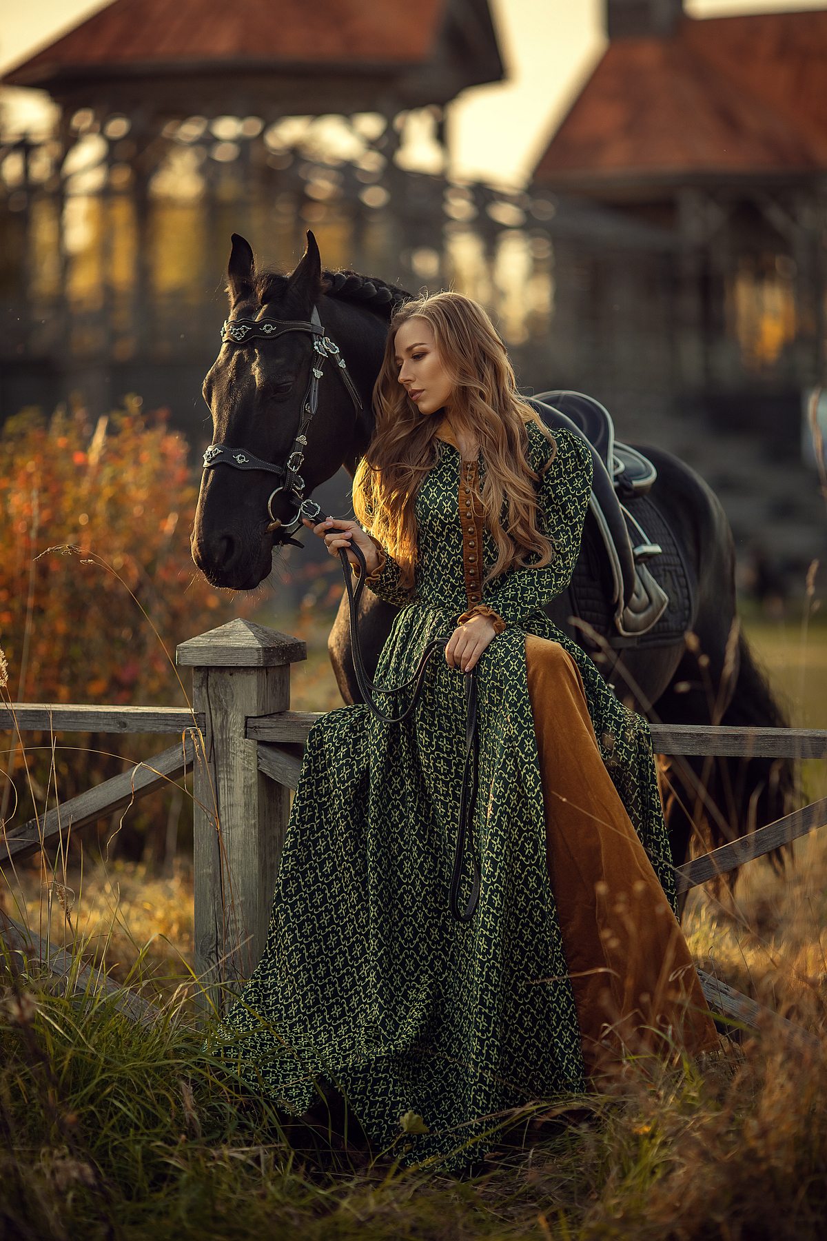 Фото Девушка в длинном платье сидит на заборе рядом с лошадью. Фотограф  Анюта Онтикова