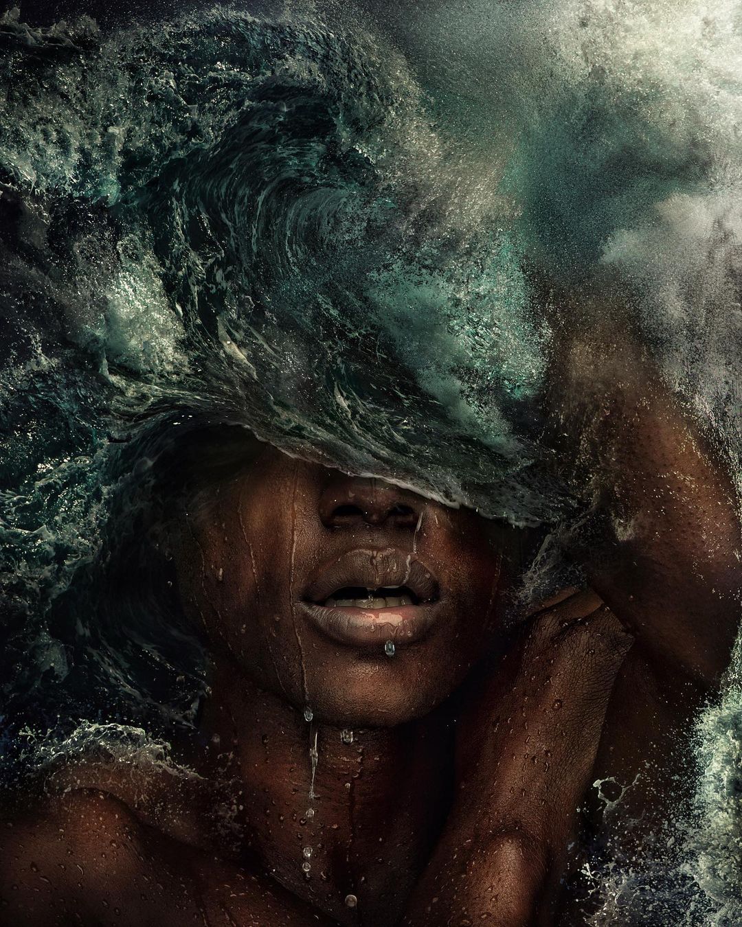 Фото Девушка среди океанских волн, by Marcel van Luit
