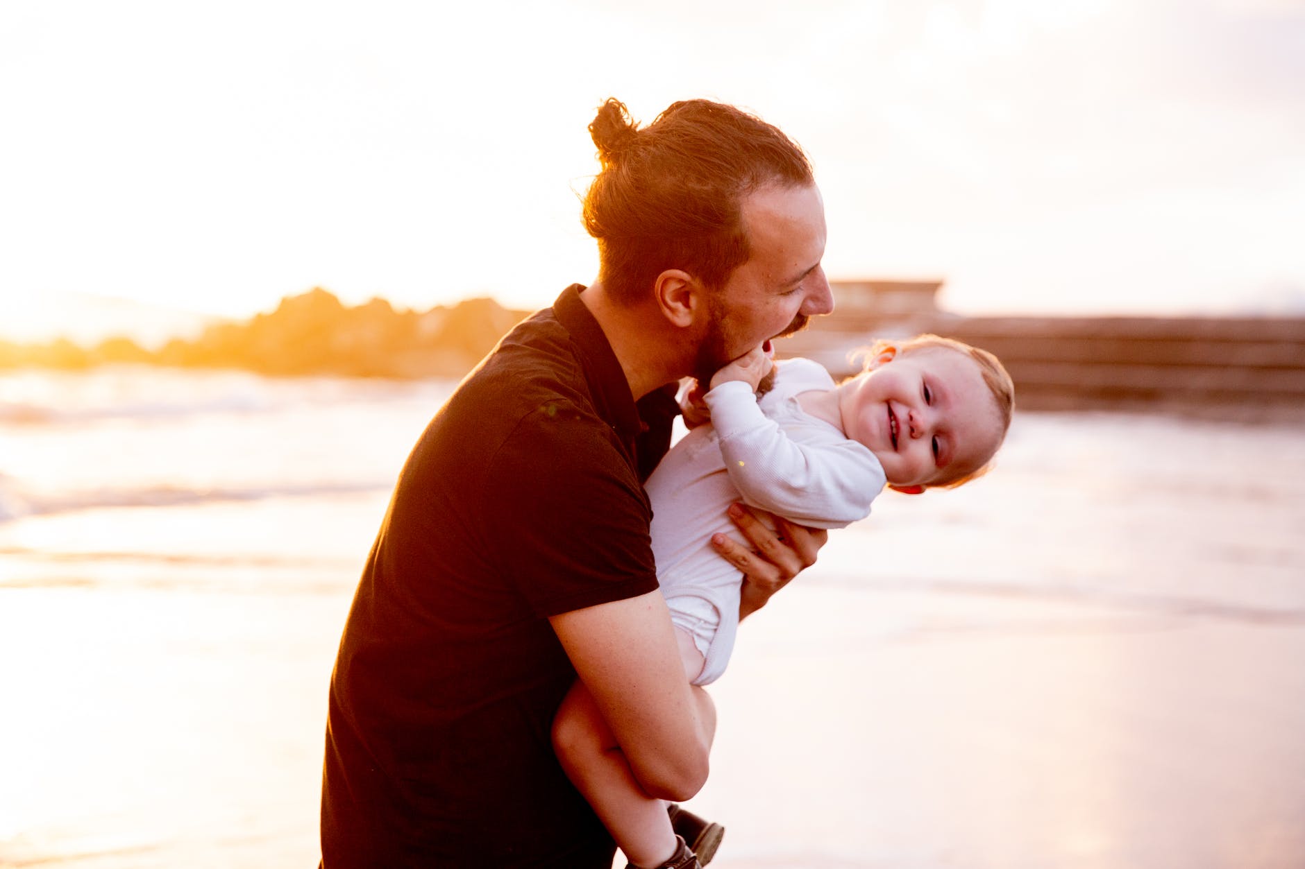 Фото Отец с ребенком на руках, фотограф Tatiana Syrikova