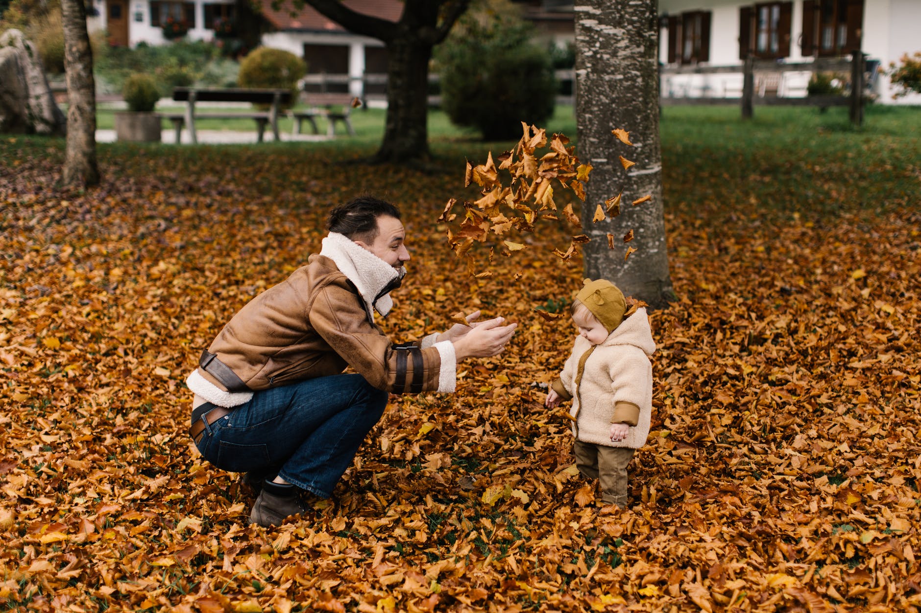 Фото Отец с ребенком на осенней листве, фотограф Tatiana Syrikova