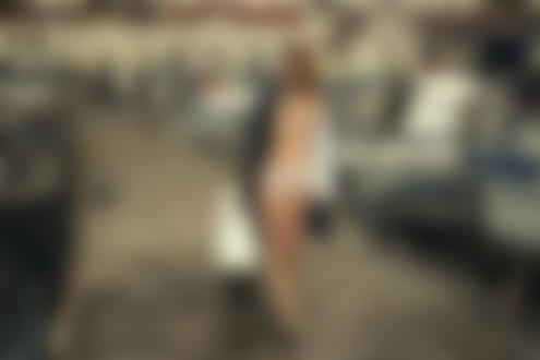 Фото Девушка в распахнутой одежде и трусиках идет по мосту с вещами