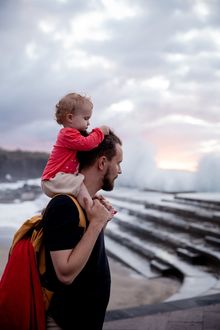 Фото Отец с ребенком на плечах, фотограф Tatiana Syrikova
