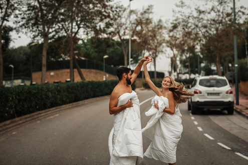 Фото Парень с девушкой, закутанные в простыни, стоят на дороге, фотограф Dmitry Arhar