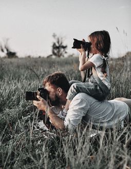 Фото Отец - фотограф и его дочь сидит на спине с фотокамерой в руках, фотограф Max Lemesh