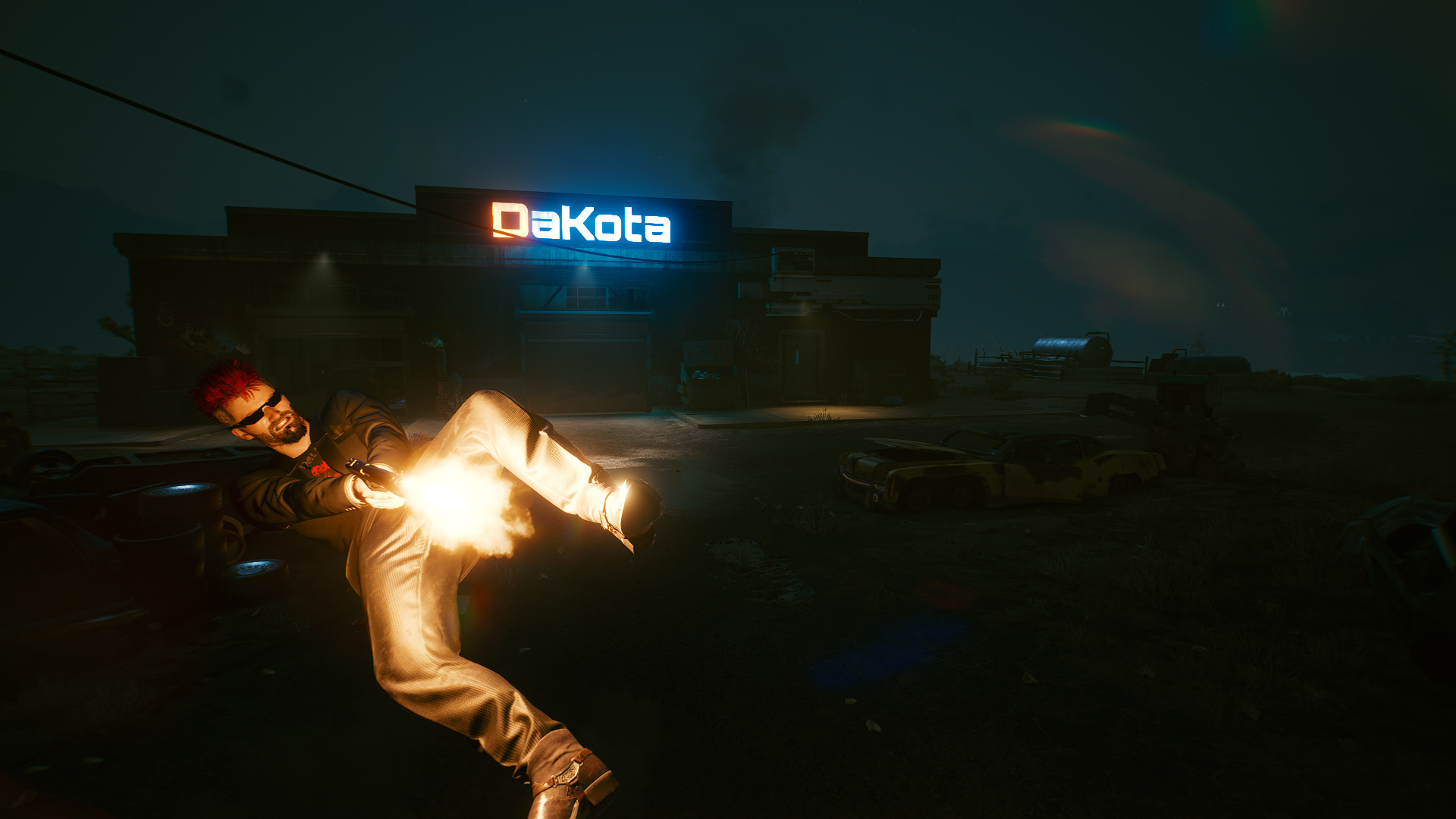 Фото Мужчина в черных очках стреляет из пистолета в падении ночью (Дакота / DaKota)