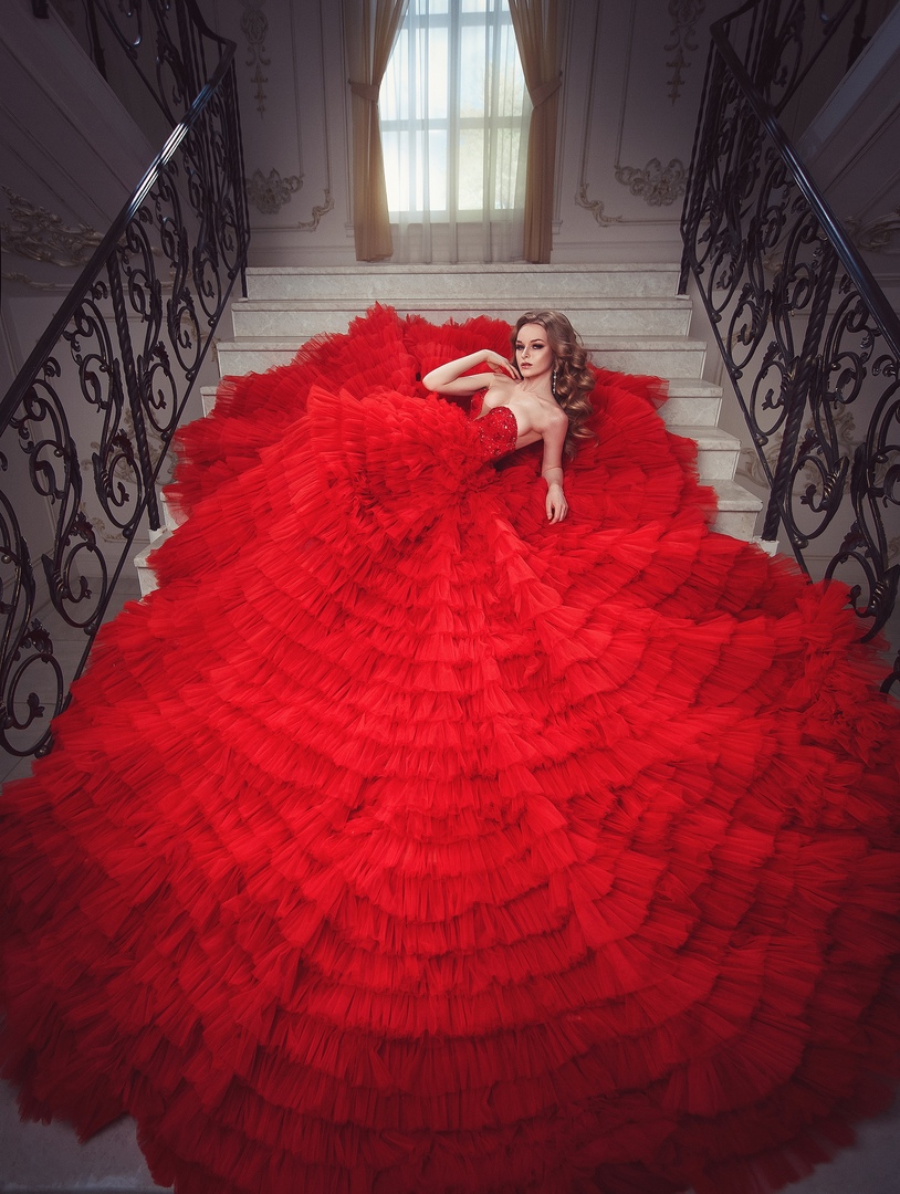 В красном платье на ступеньках