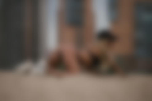 Фото Модель Настя в нижнем белье, бейсболке и кроссовках стоит на коленках на песке, фотограф Артур Абдуллазянов