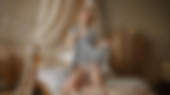 Фото Модель Настя Аспиратова стоит на коленках на кровати, приподняв платье, фотограф Георгий Чернядьев