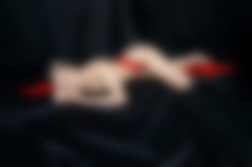 Фото Обнаженная модель Татьяна Касумян лежит на темном покрывале. Фотограф PHOTAP