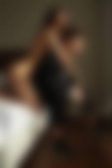 Фото Обнаженная девушка обнимает парня в костюме, стоя на коленках на кровати позади него. Фотограф Скрипников Александр