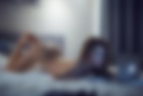Фото Обнаженная девушка лежит на кровати перед ноутбуком, фотограф Максима Пазюка