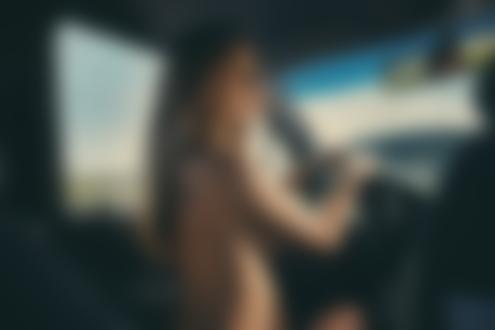 Фото Обнаженная девушка сидит в авто, by Arnold Photo