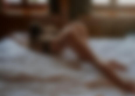 Фото Модель Laura Sneijders позирует на кровати, приподняв попку, фотограф Danyel Weideman