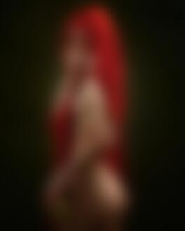 Фото Модель Орнелла Игошина в наброшенной красной ткани поверх головы, фотограф Георгий Чернядьев