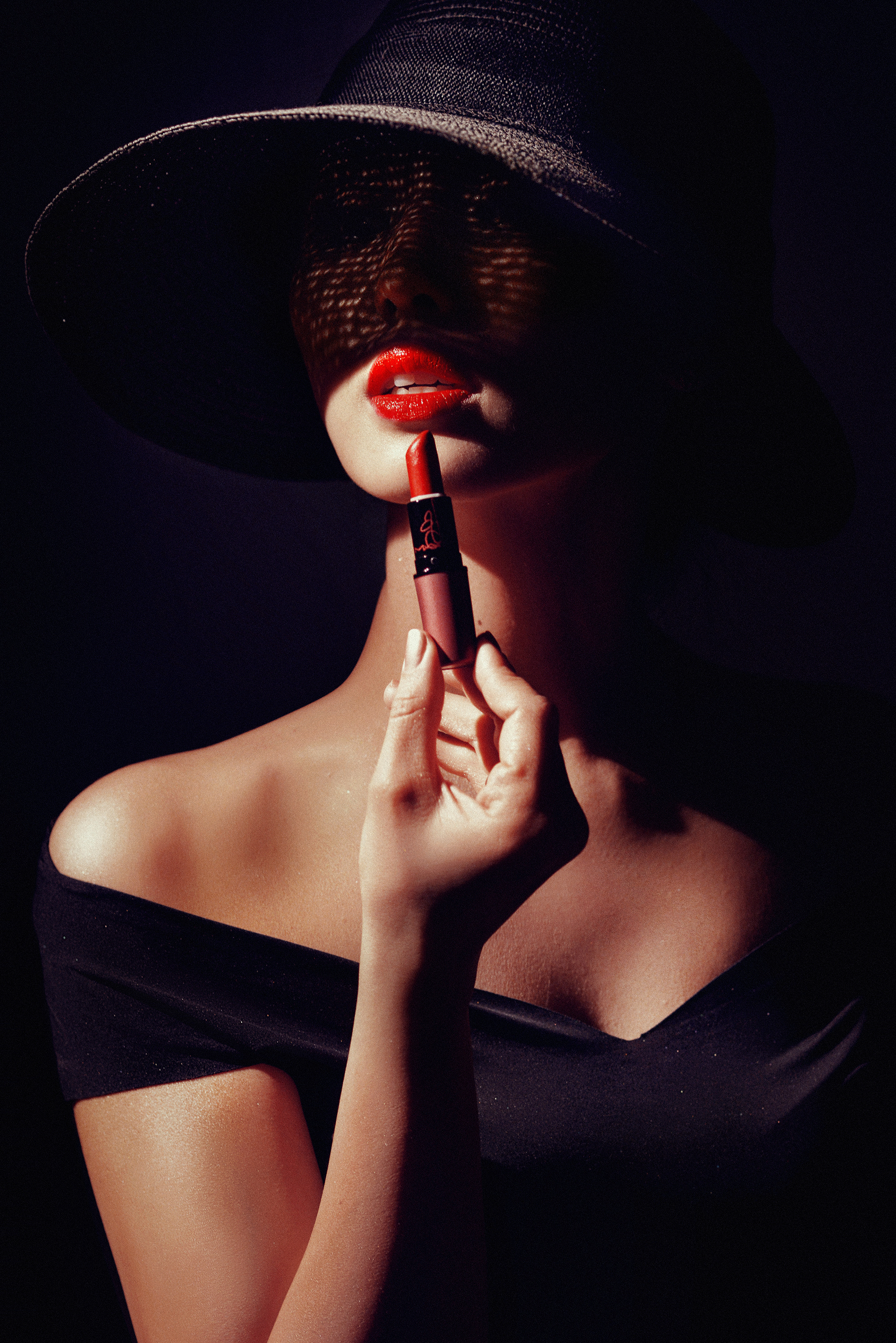 Фото Девушка в шляпе держит у губ помаду, фотограф Николаев Андрей