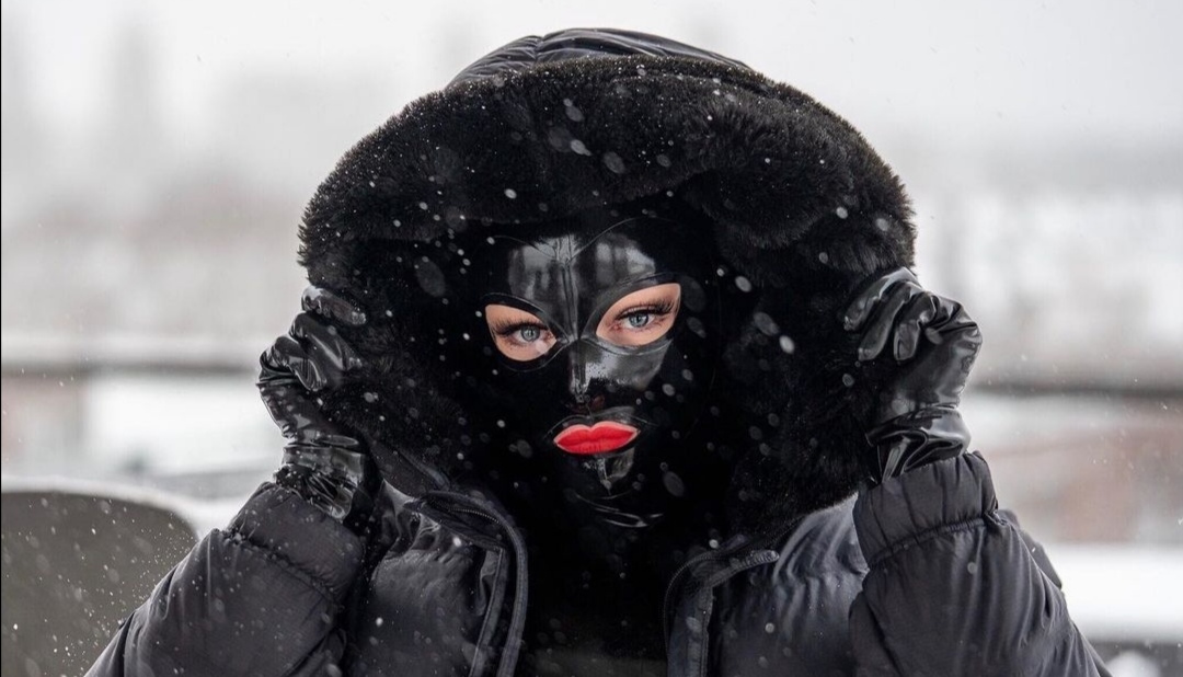 Фото в капюшоне и в маске