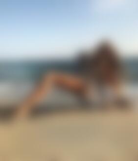Фото Модель Анастасия позирует на песке у моря
