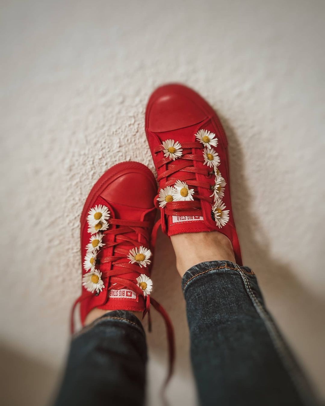 Фото Девушка в красной обуви с ромашками на них
