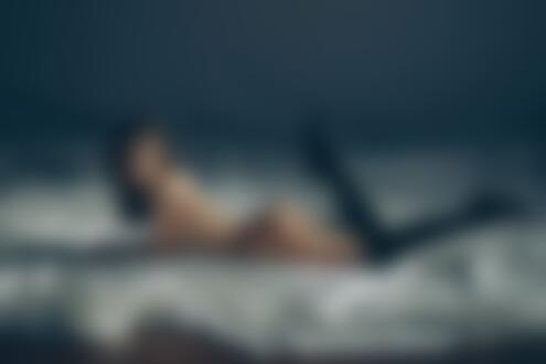 Фото Модель Rebecca Bagnol в ботфортах лежит на белой простыне, by Nicolas Larriere