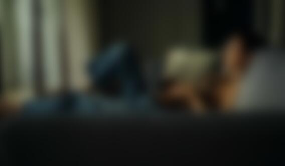 Фото Модель Julia Włodarska / Юлия Влодарская сидит на диване напротив окна, фотограф Bulinko Piotr / Булинко Петр