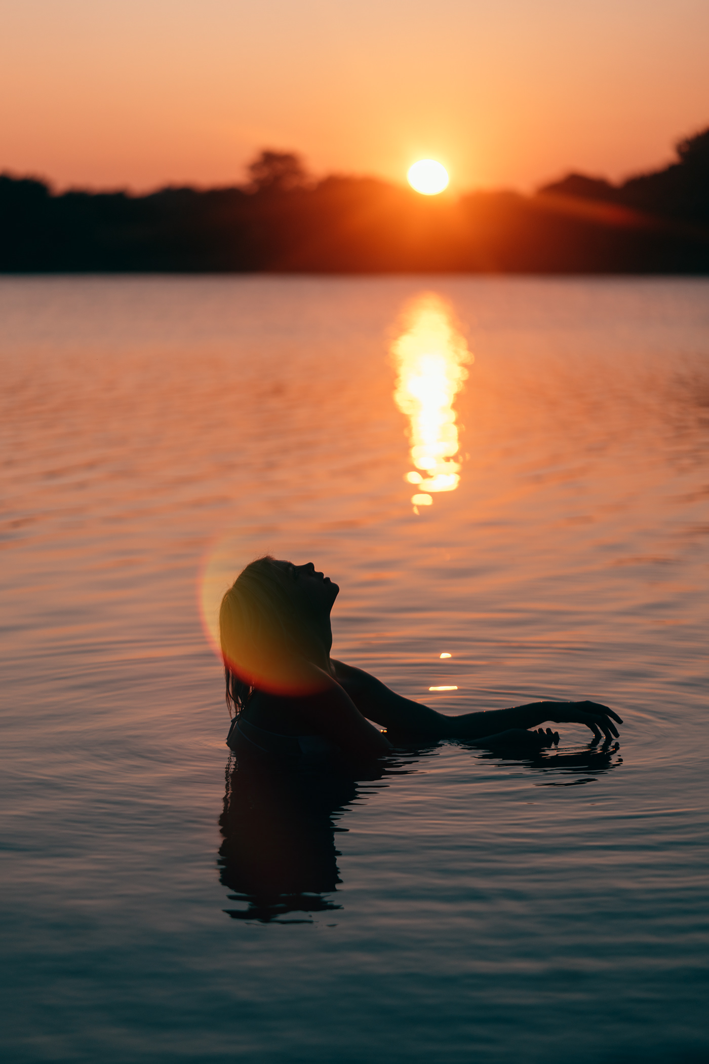Фото Девушка находится в воде на фоне заката. Фотограф Masha Raymers