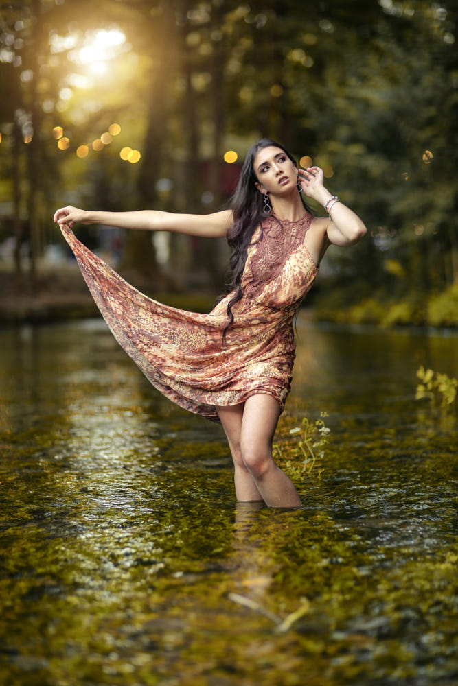 Фото Модель, приподняв платье, стоит в воде, фотограф Alessandro Di Cicco