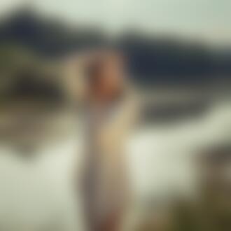 Фото Девушка - модель Алина Исаева с длинными волосами стоит у реки, фотограф Zhodik Serge