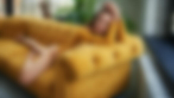 Фото Модель Галина Жижикина на желтом диване, фотограф Сергей Жирнов